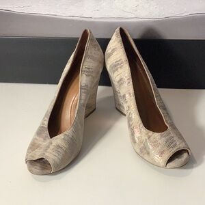 BCBGeneration Tan Gold Metallic Suede Peep Toe Slip On Wedge Heels Sz 7.5 M